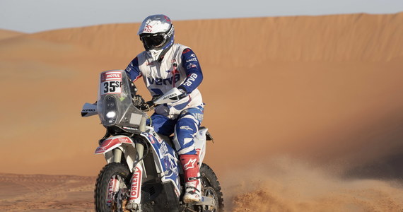 Motocyklista Orlen Teamu Maciej Giemza jest już w drodze na Rajd Dakar. Dziś wylatuje z Amsterdamu do Arabii Saudyjskiej. W rozmowie z Patrykiem Serwańskim opowiedział o swoich przygotowaniach oraz rosnących z każdym rokiem oczekiwaniach. Zdaniem Giemzy Dakar 2021 będzie wolniejszy, ale zdecydowanie trudniejszy od tegorocznej edycji.