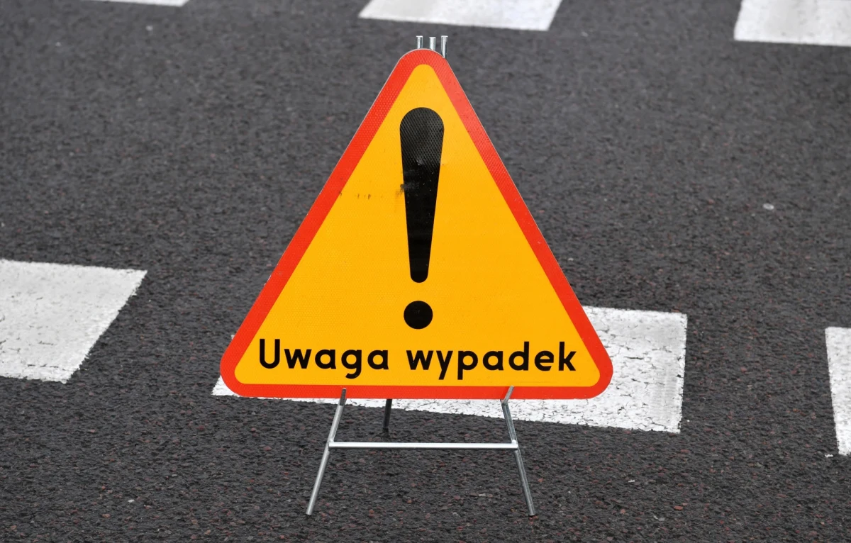 ​Trzy osoby zginęły, trzy kolejne w stanie ciężkim trafiły do szpitala w zderzeniu samochodów na drodze krajowej nr 560 koło Sierpca w województwie mazowieckim. 