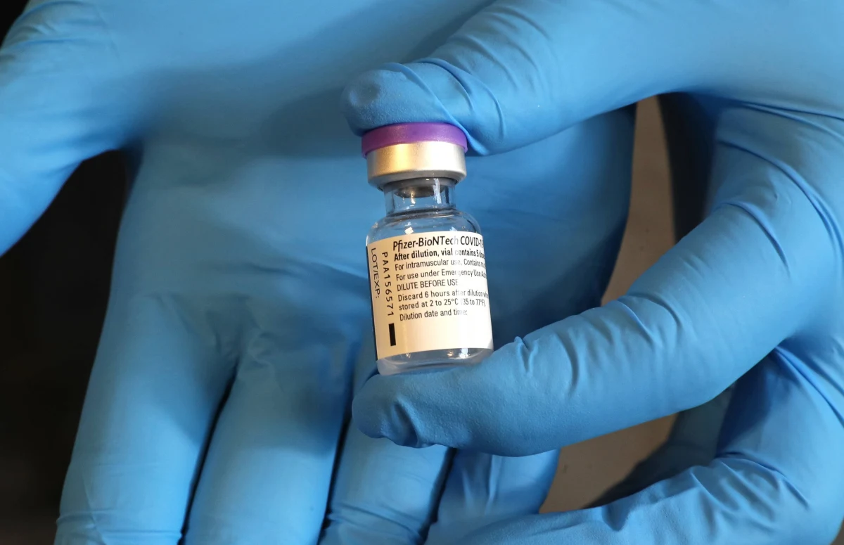 Pierwszą osobą zaszczepioną na Covid-19 w Polsce będzie Naczelna Pielęgniarka CSK MSWiA Alicja Jakubowska. Zaszczepi ją dr Artur Zaczyński. Następnie szczepionkę przyjmie czterech innych pracowników CSK MSWiA w Warszawie - poinformował w sobotę PAP dr Zaczyński.