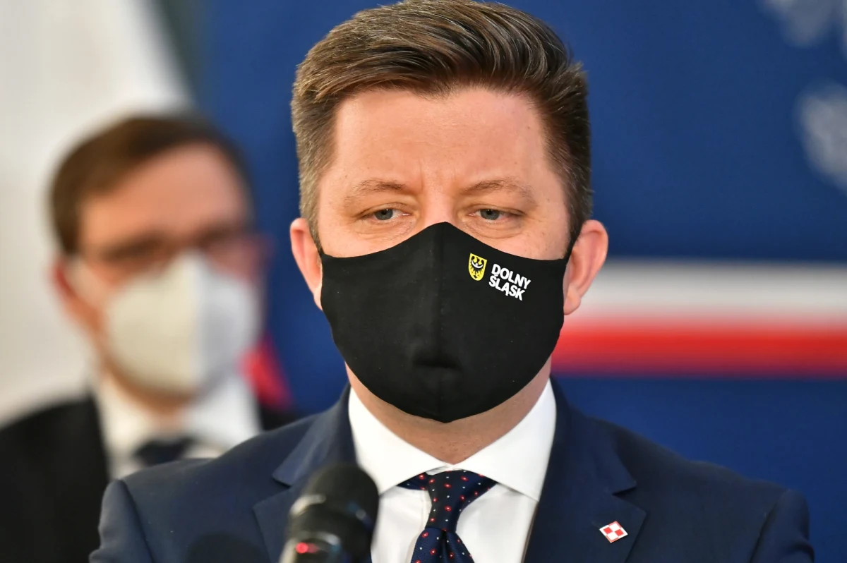 Jeszcze w tym roku 300 tys. sztuk szczepionek trafi do Polski - poinformował w sobotę szef kancelarii premiera i pełnomocnik rządu ds. programu szczepień Michał Dworczyk.