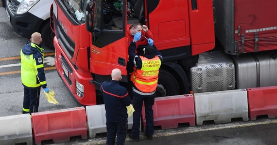 W Anglii wykonaliśmy ponad 1,2 tys. testów. Sprawdzaliśmy ciężarówkę za ciężarówką. Po całej nocy robienia wymazów, zmęczeni, zobaczyliśmy piękny widok pustego placu przed portem - powiedział PAP dyrektor Szpitala Tymczasowego na Stadionie PGE Narodowy dr Artur Zaczyński, który brał udział w akcji testowania kierowców w Dover. 