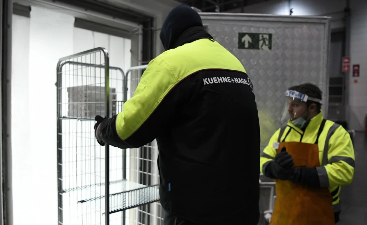 Mieszkanka domu spokojnej starości, Edith Kwoizalla z Halberstadt w Saksonii-Anhalt ma 101 lat i jako pierwsza osoba w Niemczech została w sobotę zaszczepiona przeciwko koronawirusowi - informuje dziennik "Bild".