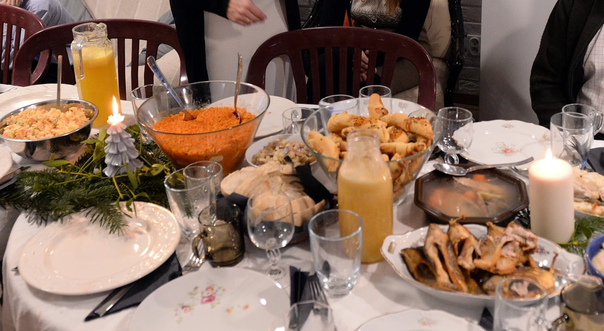 Zamiast wyrzucać świąteczne jedzenie, można je zamrozić. Pobyt w zamrażarce nie zaszkodzi barszczowi, bigosowi, zupie krem, krokietom czy pierogom. Jak mrozić, by po jakimś czasie znów cieszyć się smakiem świąt? Dobre rady dla słuchaczy RMF FM ma Katarzyna Daniłowicz, właścicielka restauracji Komosa Bistro we Wrocławiu. Restauratorka zdradziła nam też m.in. jak z czerstwego chleba zrobić pyszny pudding i podała przepis na dojrzewającą domową wędlinę.