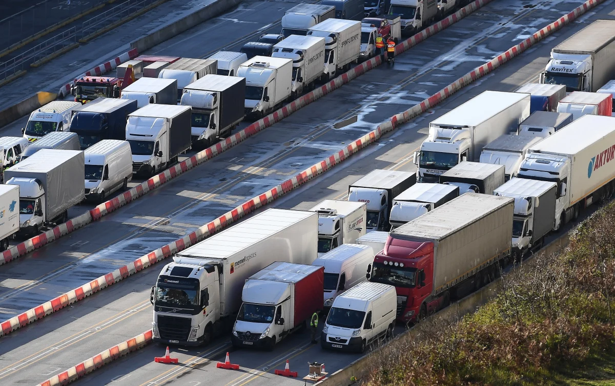 Ponad 8000 ciężarówek przeprawiło się już przez kanał La Manche do Francji od czasu, gdy w środę ponownie otworzyła ona swoją granicę, a na przejazd czeka jeszcze ok. 1600 - poinformowało w sobotę po południu brytyjskie ministerstwo transportu.