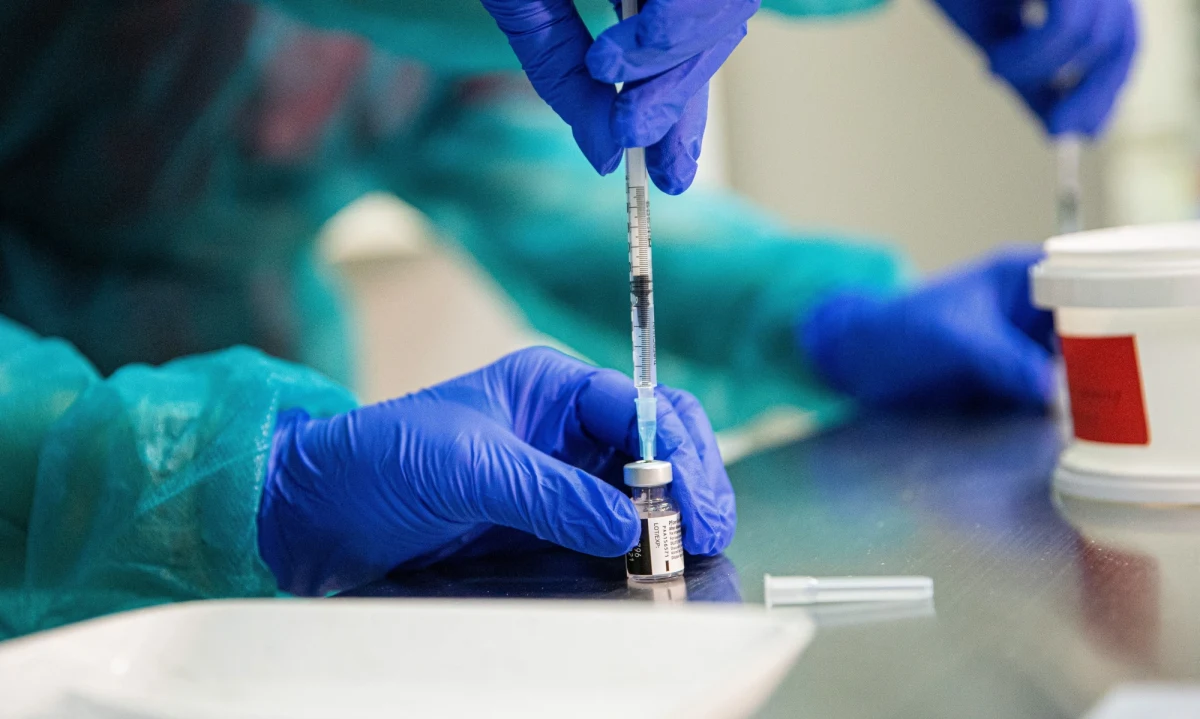 Pierwsze dostawy szczepionek przeciw Covid-19 dotarły do państw w całej Unii Europejskiej. Władze przygotowują się do podania pierwszych zastrzyków osobom z grup ryzyka w niedzielę, chociaż Niemcy, Węgry i Słowacja rozpoczęły szczepienia m.in. personelu medycznego już w sobotę.