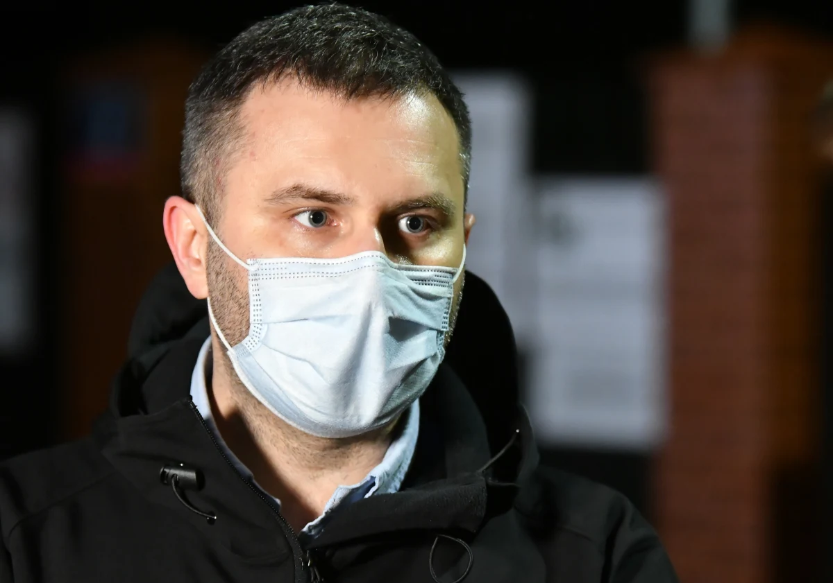 ​Dostawy ze szczepionkami przeciwko Covid-19 powinny dotrzeć do wszystkich szpitali do godz. 11 w niedzielę - poinformował w sobotę prezes Agencji Rezerw Materiałowych Michał Kuczmierowski. Dodał, że transporty ruszą w niedzielę nad ranem.