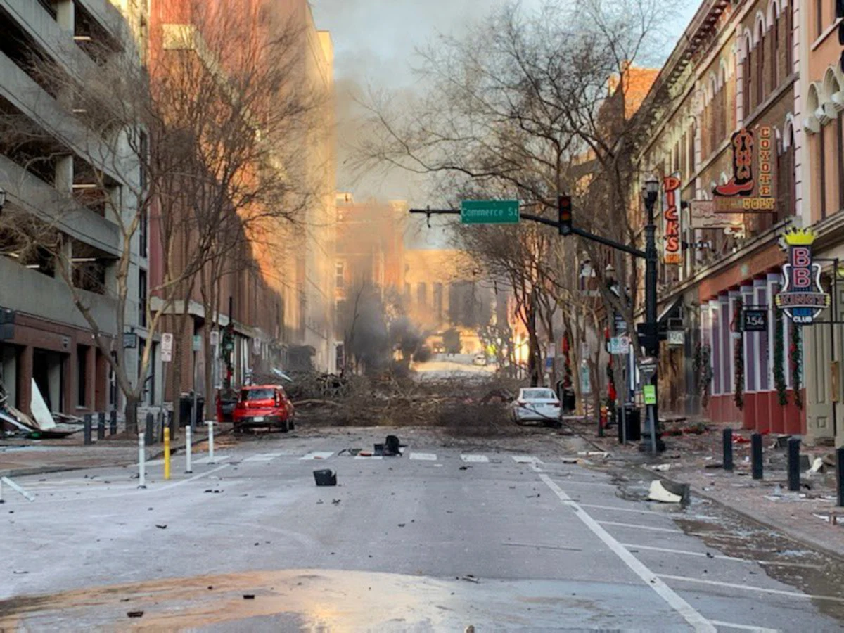 W dzień po eksplozji w centrum Nashville, gubernator Tennessee Bill Lee zwrócił się do prezydenta USA Donalda Trumpa o pomoc federalną. Wybuch uszkodził dziesiątki budynków. Policja w Nashville współpracuje z Waszyngtonem, aby znaleźć sprawcę wybuchu.