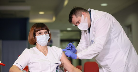 Pierwsze osoby w Polsce zostały już zaszczepione przeciw Covid-19. Proces szczepienia w ramach Narodowego Programu Szczepienia rozpoczął się o godz. 8:31 w Centralnym Szpitalu Klinicznym MSWiA w Warszawie.