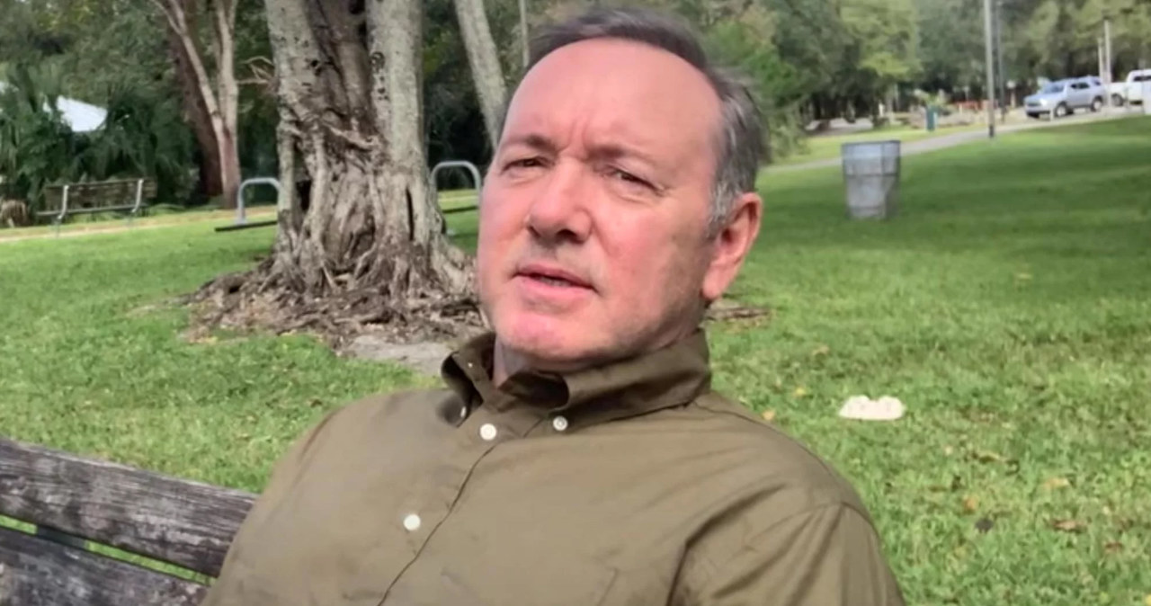 To już powoli staje się tradycją. Kevin Spacey trzeci rok z rzędu opublikował nagranie w okresie świąt Bożego Narodzenia. Tegoroczne wideo ma jednak zdecydowanie bardziej przygnębiający wydźwięk od poprzednich. Tym razem aktor dodaje otuchy osobom, które zmagają się z myślami samobójczymi. Jego wideo ma już ponad 700 tysięcy wyświetleń.