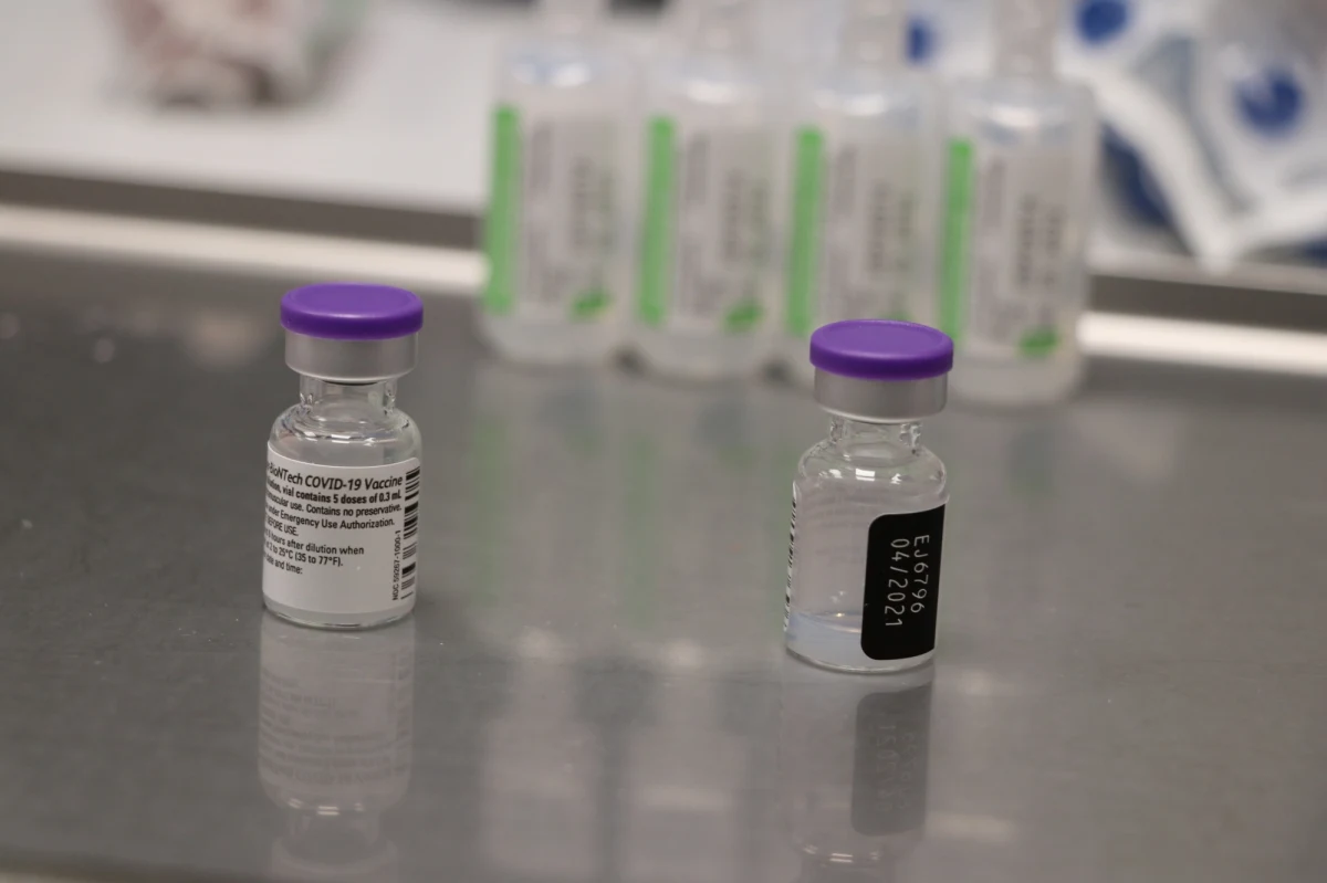 "Zdecydowanie jak najwięcej z nas powinno się jak najszybciej zaszczepić" - mówi w RMF FM profesor Robert Flisiak z Uniwersytetu Medycznego w Białymstoku, prezes Polskiego Towarzystwa Epidemiologów i Lekarzy Chorób Zakaźnych. "Z ręką na sercu zapewniam, że szczepionka jest bezpieczna" - dodaje. 