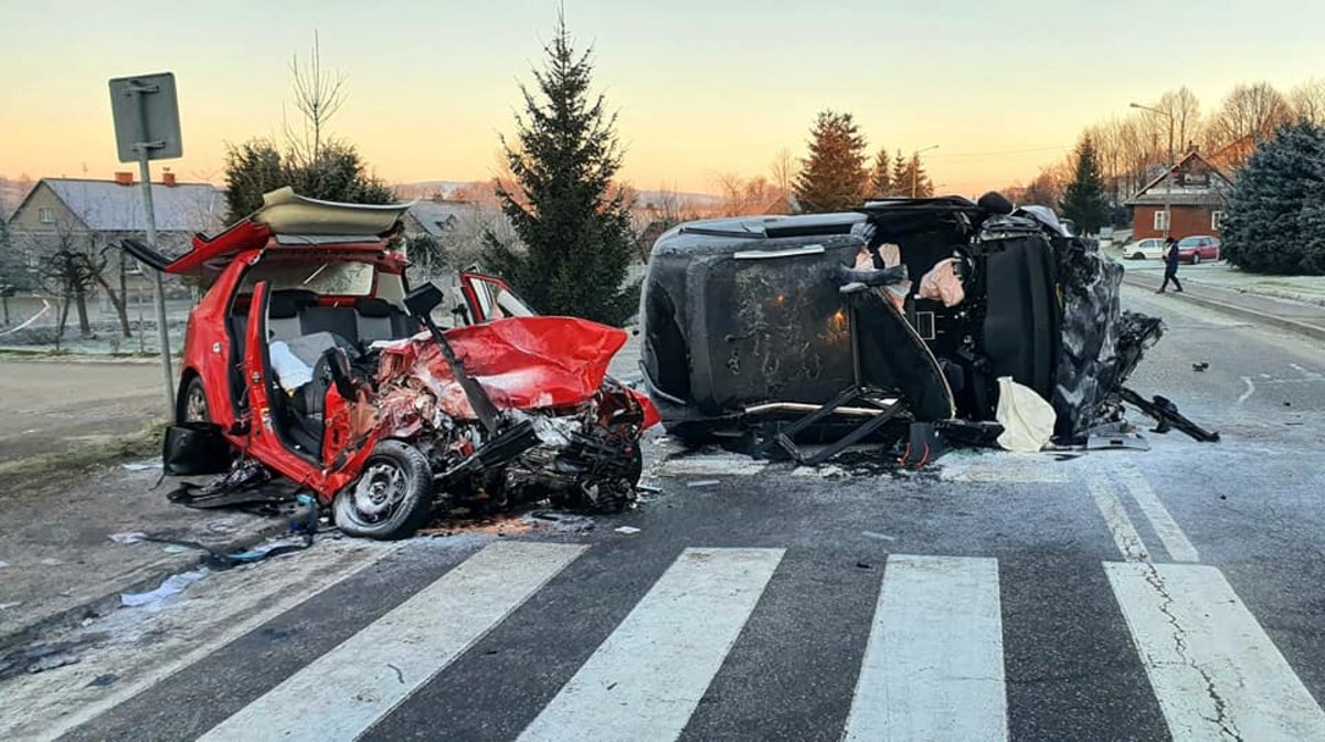 Dwie osoby zginęły i dwie zostały ranne w wypadku samochodowym, który wydarzył się nad ranem w miejscowości Blizne na Podkarpaciu.