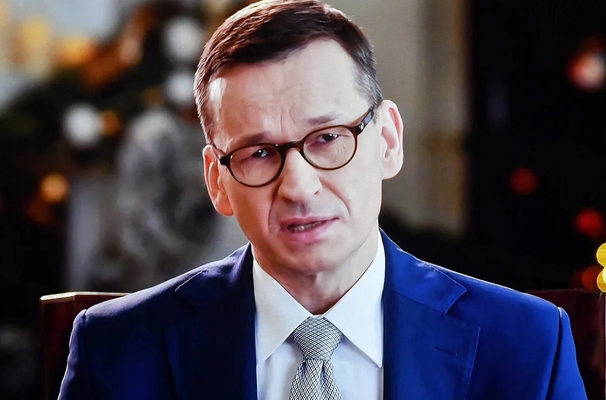 ​15 stycznia ruszają zapisy na szczepienia przeciwko Covid-19 - powiedział premier Mateusz Morawiecki na konferencji prasowej. Im więcej osób się zaszczepi, tym szybciej pożegnamy się z koronawirusem, tym lepiej będziemy mogli bronić miejsc pracy i rozpocząć z powrotem nasz wzrost gospodarczy, nasz rozwój gospodarczy - podkreślił. Szef rządu określił akcję szczepienia Polaków "największą operację logistyczną od dziesięcioleci".