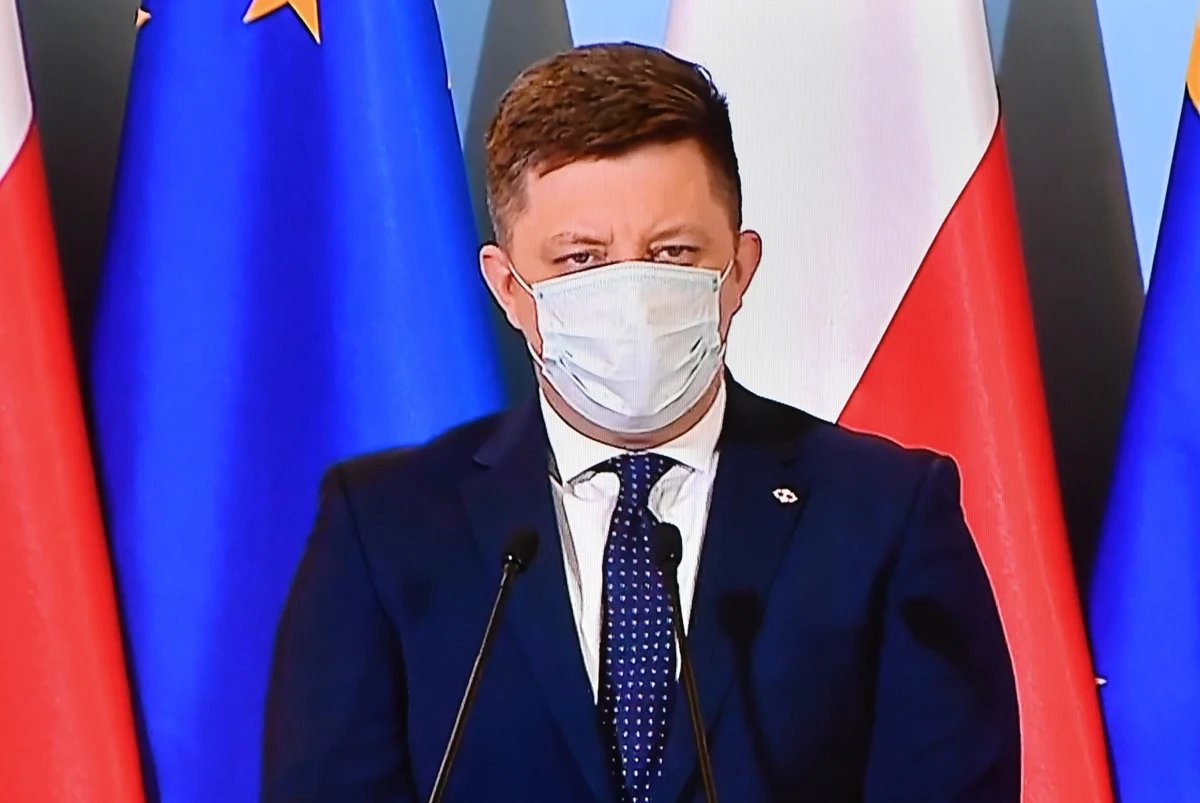 Do końca tego roku do Polski dotrze 300 tys. dawek szczepionki na koronawirusa, potem co tydzień do Polski będą trafiały kolejne transporty z 300 tysiącami szczepionek - powiedział w niedzielę szef KPRM Michał Dworczyk.