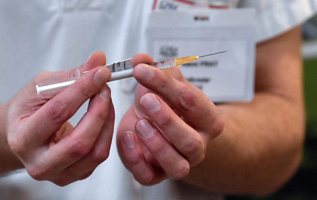 Unia Europejska otrzymała ofertę zakupu dodatkowych 500 mln dawek szczepionki Pfizer/BioNTech, ale odrzuciła ją po sprzeciwie Paryża. Francuska firma Sanofi pracuje nad własną szczepionką, ale firma boryka się z opóźnieniami - pisze "Brussels Times".