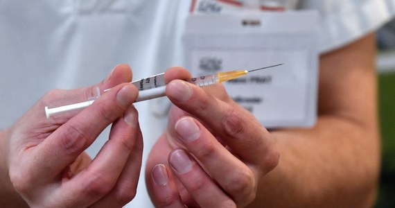 Unia Europejska otrzymała ofertę zakupu dodatkowych 500 mln dawek szczepionki Pfizer/BioNTech, ale odrzuciła ją po sprzeciwie Paryża. Francuska firma Sanofi pracuje nad własną szczepionką, ale firma boryka się z opóźnieniami - pisze "Brussels Times".