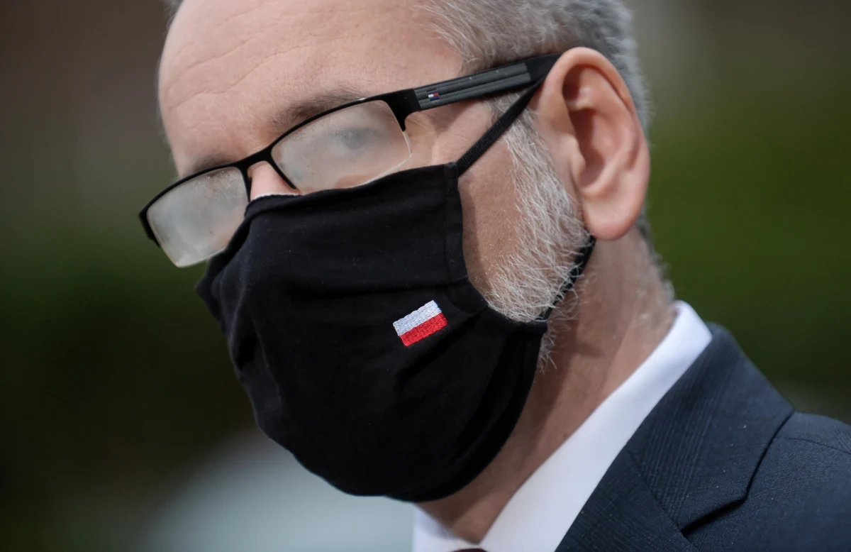 Mamy blisko 300 tys. deklaracji o woli zaszczepienia się na Covid-19 zebranych od pracowników służby zdrowia; ponadto do personelu medycznego wysłano blisko 700 tys. skierowań - powiedział w niedzielę minister zdrowia Adam Niedzielski.