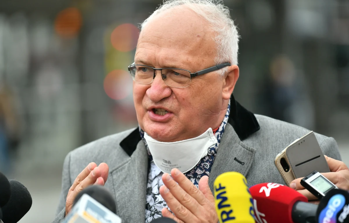 Zachęcam wszystkich do szczepień jak najszybciej, by przerwać tę szaleńczą epidemię; szczepmy się, nie mamy innych metod walki z tą epidemią; trzeba się zaszczepić i jest to poza dyskusją - powiedział dolnośląski wojewódzki konsultant w dziedzinie chorób zakaźnych prof. Krzysztof Simon.