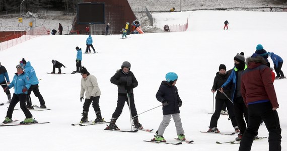 Narciarze skorzystali ze słonecznej pogody - tłumnie odwiedzili w niedzielę beskidzkie, podhalańskie i sudeckie kurorty. Wyciągi były otwarte po raz ostatni przed kwarantanną. Wieczorem zaczęły się powroty. Policja podała, że korkowały się drogi wylotowe ze Szczyrku i Zakopanego.