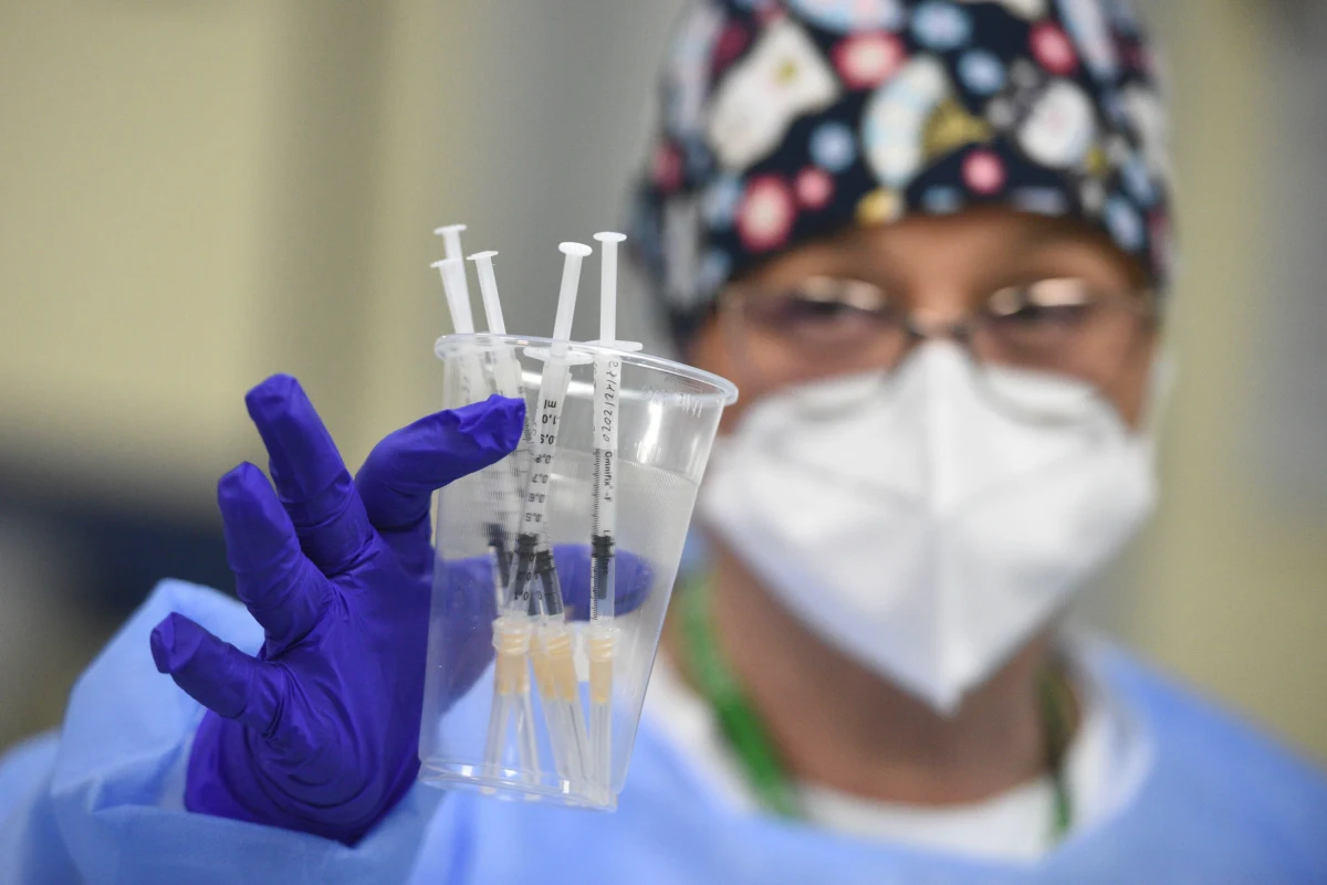 Nie wszyscy Polacy chcą szczepić się przeciwko koronawirusowi. Jak ich zachęcić? Według sondażu United Surveys dla RMF FM i "Dziennika Gazety Prawnej", skuteczne mogłoby być rozwiewanie wątpliwości co do skutków ubocznych i skuteczności szczepionek.