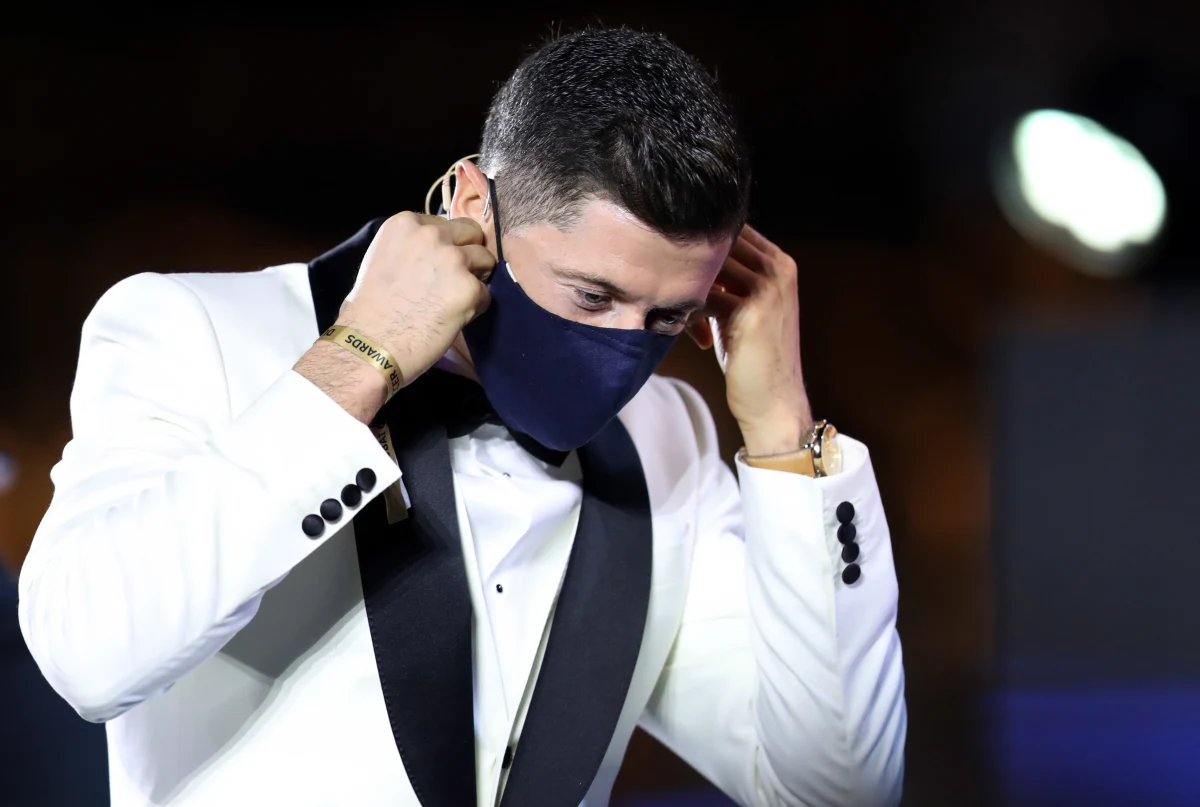 Robert Lewandowski, kapitan reprezentacji Polski i napastnik Bayernu Monachium, otrzymał nagrodę plebiscytu Globe Soccer Awards dla najlepszego piłkarza 2020 roku. Nazwiska triumfatorów ogłoszono podczas gali w Dubaju. Zawodnikiem XXI wieku został Portugalczyk Cristiano Ronaldo.