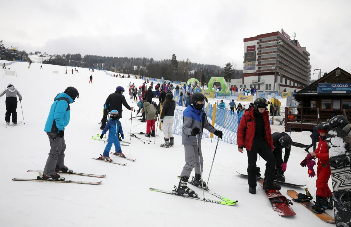 W Tatrach wieje halny. Na Kasprowym Wierchu w porywach osiąga prędkość do 135 km/h. Ratownicy TOPR ogłosili pierwszy, najniższy stopień zagrożenia lawinowego.
