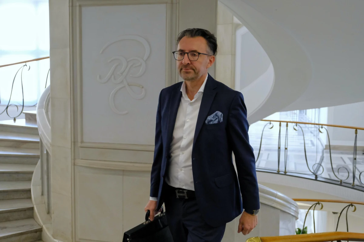 Część obostrzeń, wprowadzonych obowiązującym od dziś rozporządzeniem rządu, rażąco narusza prawa obywatelskie - pisze w opinii dla Biura Analiz Sejmowych konstytucjonalista prof. Marek Chmaj. Wiceprzewodniczący Trybunału Stanu zaznacza w niej, że nie chodzi tylko o najjaskrawiej sprzeczny z Konstytucją zakaz przemieszczania się w Sylwestra.