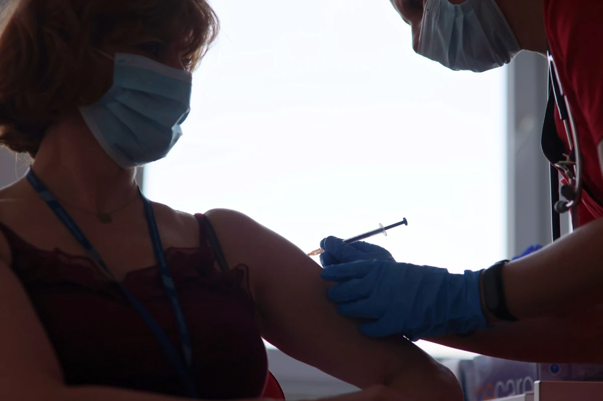 Dwa tysiące ludzi otrzymały szczepionkę przeciwko Covid-19 w pierwszym dniu operacji szczepień w Polsce. Tego dnia szczepienia prowadzono w 72 tzw. szpitalach węzłowych, do których trafiło w sumie 10 tysięcy dawek preparatu Comirnaty.