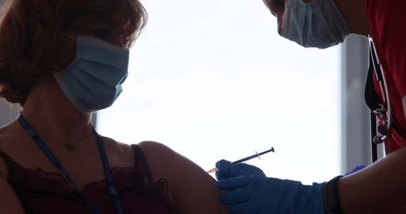 Dwa tysiące ludzi otrzymały szczepionkę przeciwko Covid-19 w pierwszym dniu operacji szczepień w Polsce. Tego dnia szczepienia prowadzono w 72 tzw. szpitalach węzłowych, do których trafiło w sumie 10 tysięcy dawek preparatu Comirnaty.