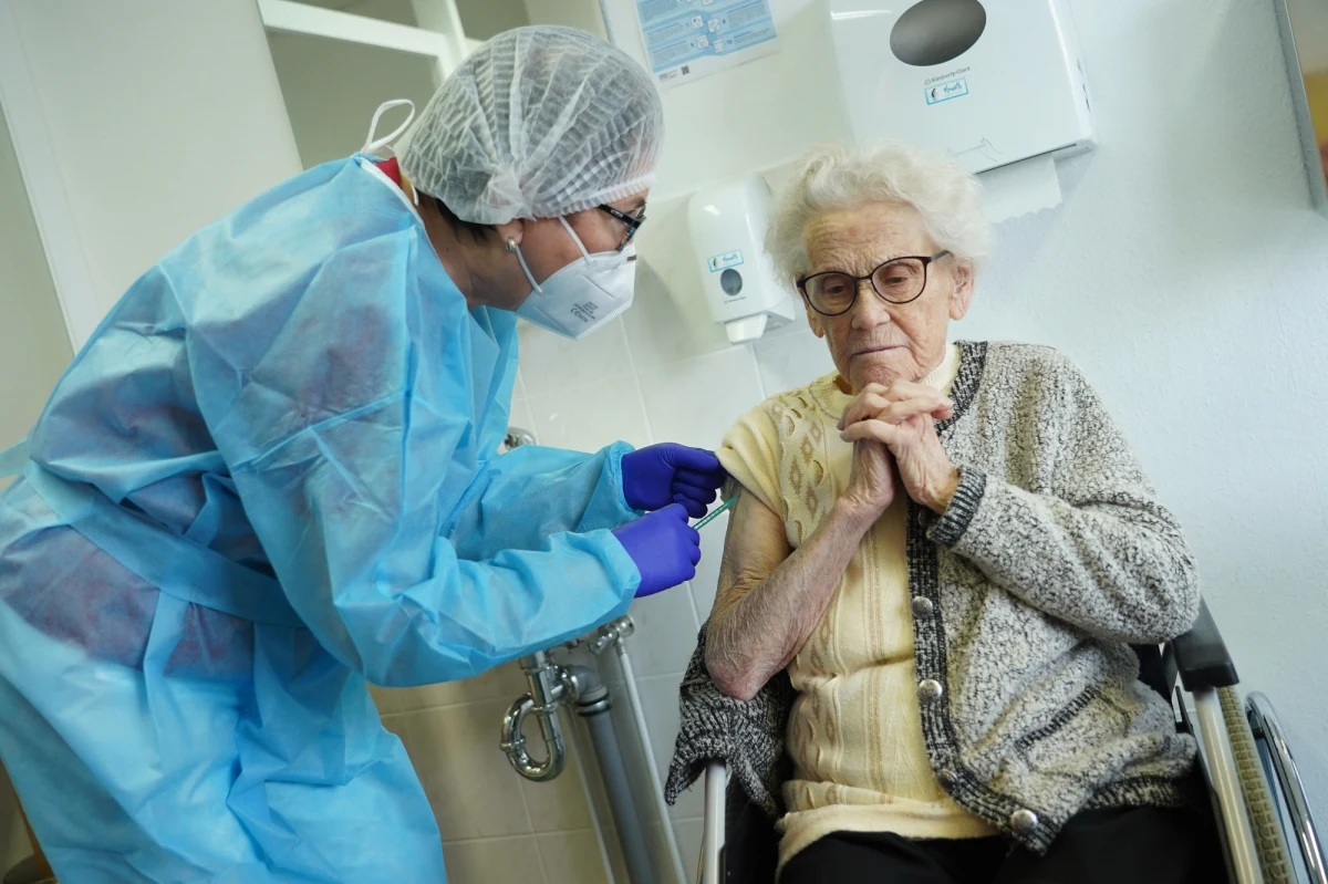 Rozpoczęcie szczepień przeciwko Covid-19 w Niemczech wywołało dyskusję na temat tego, czy osoby zaszczepione powinny otrzymać specjalne prawa. Temu pomysłowi sprzeciwia się m.in. minister zdrowia Jens Spahn - pisze portal tygodnika "Der Spiegel".