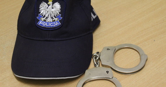 Czterech policjantów ze Szczecina usłyszało zarzuty przekroczenia uprawnień i poświadczenia nieprawdy. Dodatkowo jeden odpowie za spowodowanie uszkodzeń ciała. Funkcjonariusze są podejrzani o pobicie mężczyzny zatrzymanego w świąteczny weekend. 