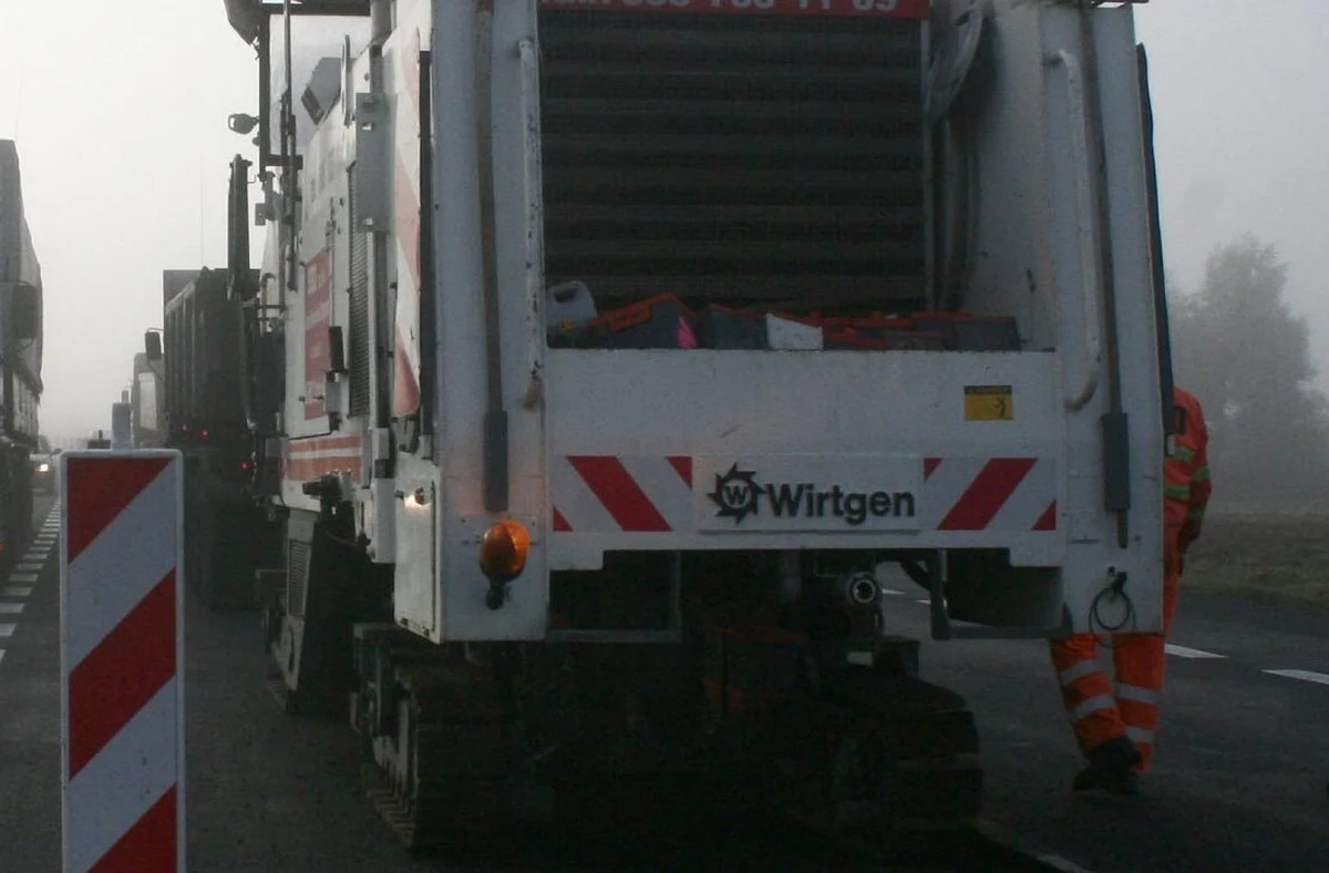 Kierowcy muszą spodziewać się utrudnień na autostradzie A4 w Krakowie - wieczorem w rejonie ul. Kąpielowej będzie wyłączony z ruchu lewy pas na lewej jezdni. Po północy jest planowane też zamknięcie autostrady w obu kierunkach. 