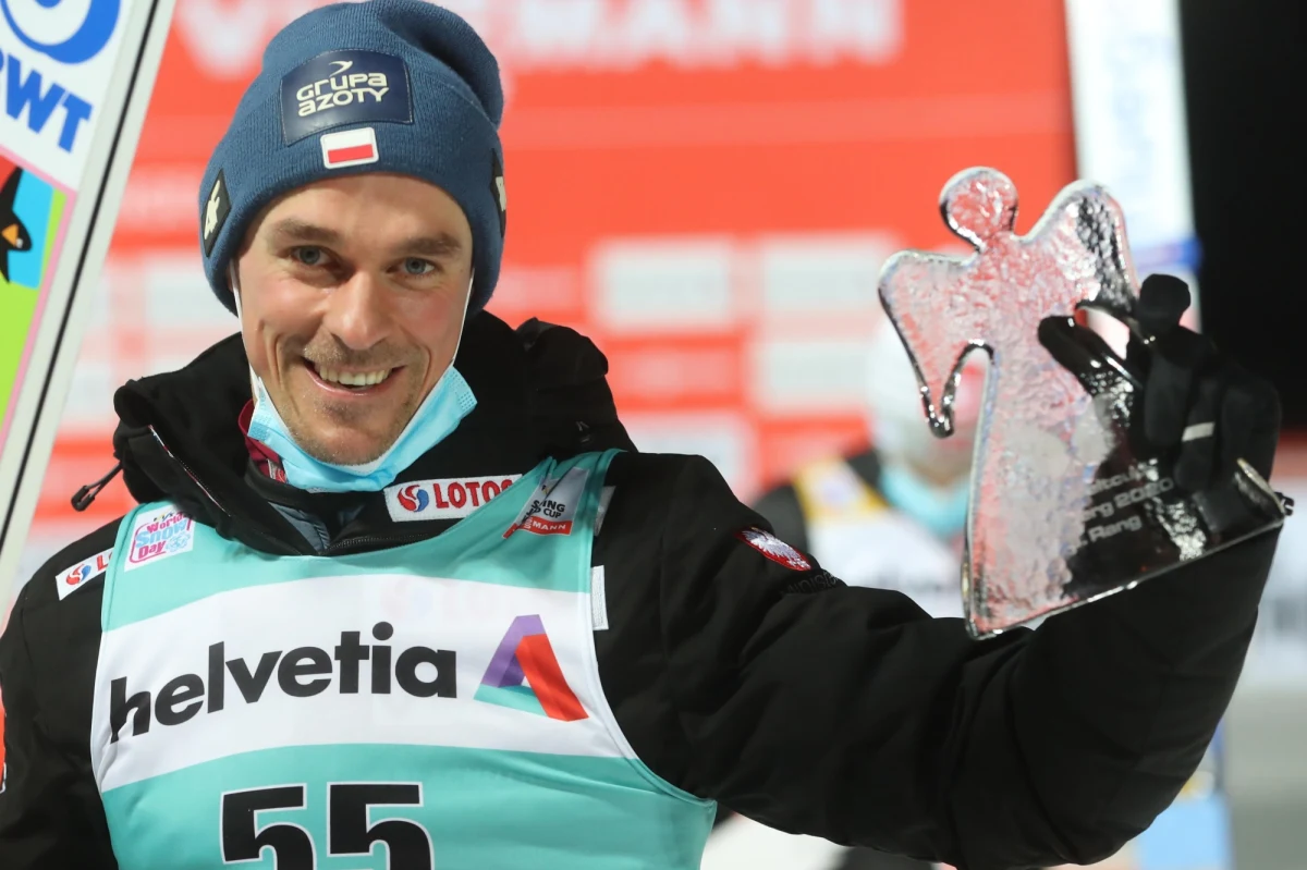 Polscy skoczkowie zostali wykluczeni z konkursu Turnieju Czterech Skoczni w Oberstdorfie. Powodem był pozytywny wynik pierwszego testu na koronawirusa u Klemensa Murańki. Sprawę ostro skomentował w mediach społecznościowych członek kadry Piotr Żyła. "Ciekawa sytuacja, kabaret" - podsumował sportowiec. 