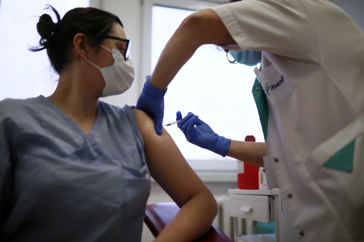 15 stycznia rozpoczną się zapisy na szczepienia przeciw Covid-19; wśród punktów, które będą prowadziły szczepienia będą też prywatne przychodnie - zapowiedział w rozmowie z PAP szef KPRM, pełnomocnik rządu ds. szczepień Michał Dworczyk. Rzecznik rządu Piotr Müller w poniedziałek zapowiedział również, że na przełomie stycznia i lutego w poszczególnych gminach będą powstawały też mobilne punkty sczepień.