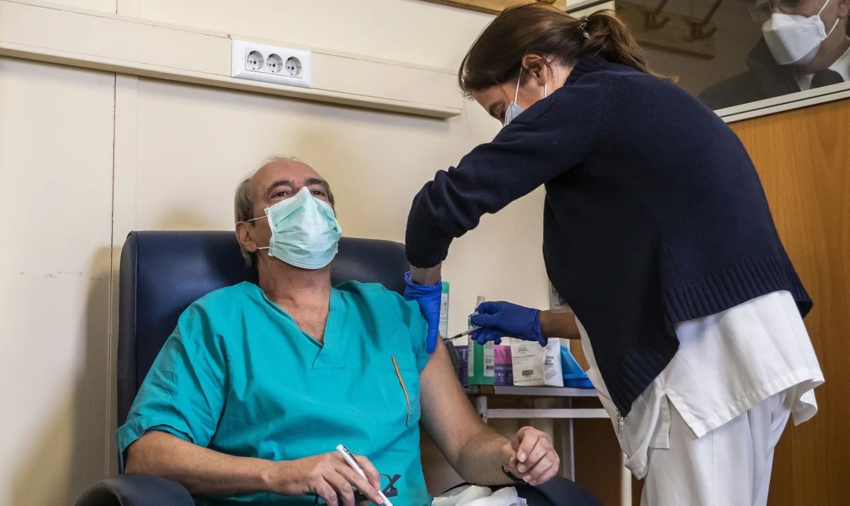 Osoby powyżej 60. roku życia otrzymają zaproszenia na szczepienia i będą szczepione zaraz po grupie medyków - poinformował w poniedziałek w TVP Info wiceminister zdrowia Waldemar Kraska.