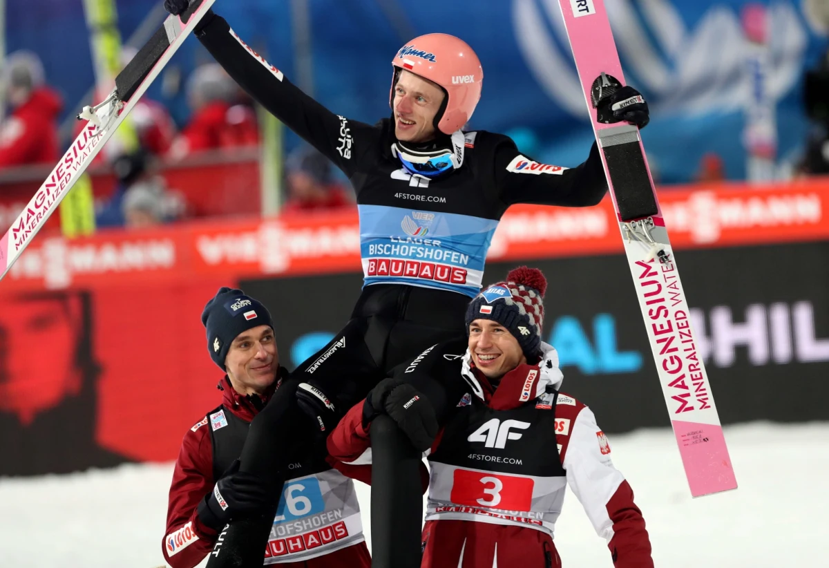 Nasza reprezentacja zostanie jutro przebadana szybkimi testami i jeżeli będzie wynik negatywny, to o 14.30 dostaniemy skok treningowy, o 15 seria próbna i o 16 konkurs - podał w poniedziałek minister kultury, dziedzictwa narodowego i sportu Piotr Gliński.