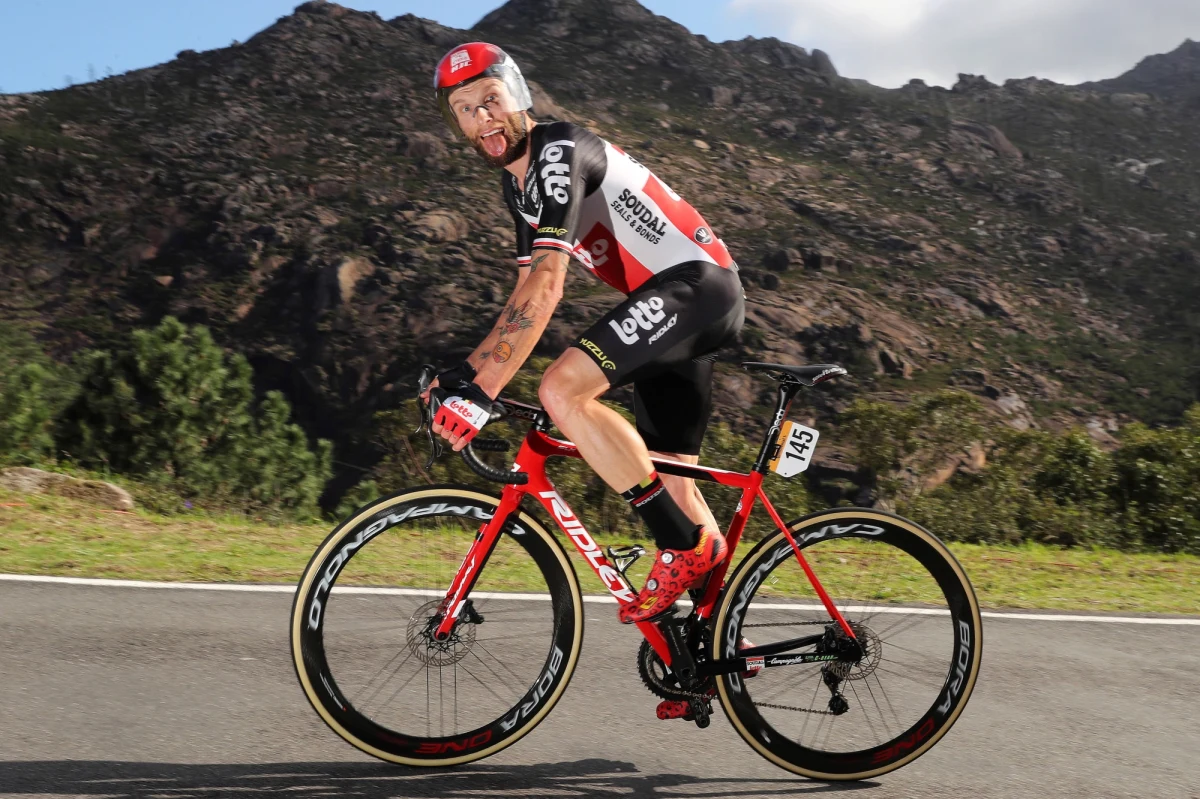 Tomasz Marczyński przedłużył o roku umowę z kolarską ekipą Lotto Soudal. Polak po świętach Bożego Narodzenia spędzonych w kraju rozpoczął kolejny etap przygotowań do nowego sezonu. Teraz trenuje w hiszpańskiej Grenadzie, w której ma dom. 8 stycznia rozpocznie pierwsze zgrupowanie z zespołem. O planach startowych na przyszły rok i rodaku w zespole - Kamilu Małeckim z Tomaszem Marczyńskim rozmawiał Wojciech Marczyk z redakcji sportowej RMF FM. 