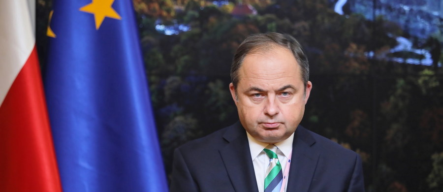 "Polexit nie rozwiązałby żadnego polskiego problemu, ale stworzyłby nowe" - stwierdził w rozmowie z tygodnikiem "Do Rzeczy" Konrad Szymański - minister do Spraw Unii Europejskiej. "Propozycje polexitu są błędną reakcją na realne problemy współpracy europejskiej" - dodał. 