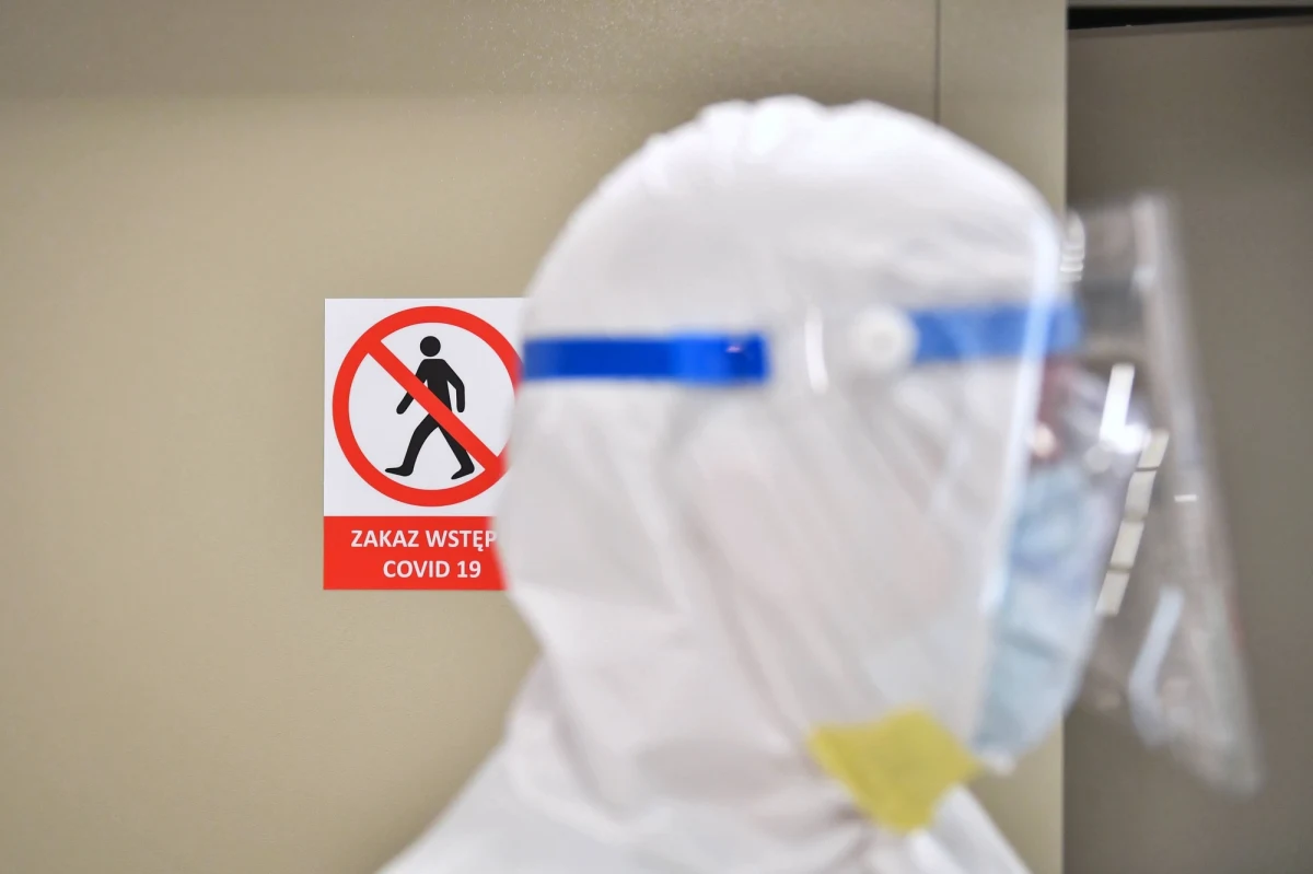 O 7 914 nowych zakażeniach koronawirusem i śmierci 307 chorych na Covid-19 poinformował dzisiaj resort zdrowia. Oznacza to, że całkowita liczba wykrytych w Polsce przypadków SARS-CoV-2 zbliża się do 1,27 mln, a liczba ofiar śmiertelnych to już 27 454.