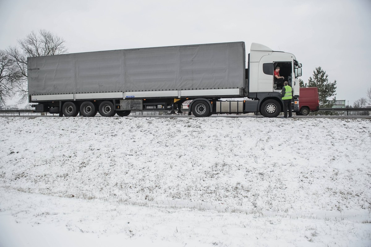 Temperatura poniżej zera i opady deszczu to warunki, które mogą doprowadzić do niebezpiecznych sytuacji na drogach. Chodzi o zalegający lód na dachach samochodów ciężarowych. Spadające grudki twardego śniegu, czy wręcz tafle lodu, stanowią poważne zagrożenie dla innych uczestników ruchu. Za nieodśnieżony pojazd grożą wysokie mandaty. Kierowcy ciężarówek zwracają jednak uwagę na inny problem…