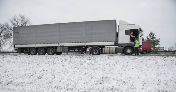 Temperatura poniżej zera i opady deszczu to warunki, które mogą doprowadzić do niebezpiecznych sytuacji na drogach. Chodzi o zalegający lód na dachach samochodów ciężarowych. Spadające grudki twardego śniegu, czy wręcz tafle lodu, stanowią poważne zagrożenie dla innych uczestników ruchu. Za nieodśnieżony pojazd grożą wysokie mandaty. Kierowcy ciężarówek zwracają jednak uwagę na inny problem…