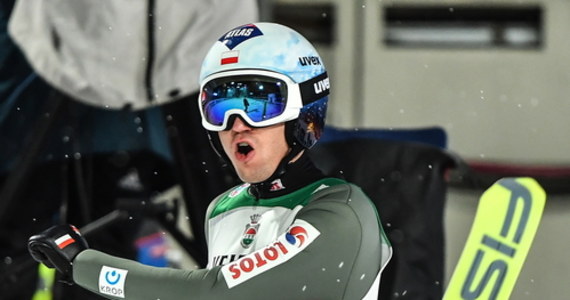 Kamil Stoch zajął drugie miejsce w inaugurującym narciarski Turniej Czterech Skoczni konkursie w Oberstdorfie. Zwyciężył Niemiec Karl Geiger, a trzeci był Norweg Marius Lindvik.