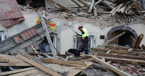 Trzęsienie ziemi o sile 6,4 uderzyło we wtorek w chorwackie miasto Petrinja. Reuters informuje o dużych zniszczeniach. Co najmniej siedem osób zginęło - podają chorwackie media, powołując się na lokalne władze. 26 osób jest rannych, w tym sześć ciężko. Na gruzach budynków pojawiły się pierwsze zapalone znicze. Kilka minut po godzinie 18, jak informują chorwackie media, miał miejsce wstrząs wtórny o magnitudzie 3,3 w okolicach miasta Jastrebarsko, ok. 15 km na południowy zachód od Zagrzebia.