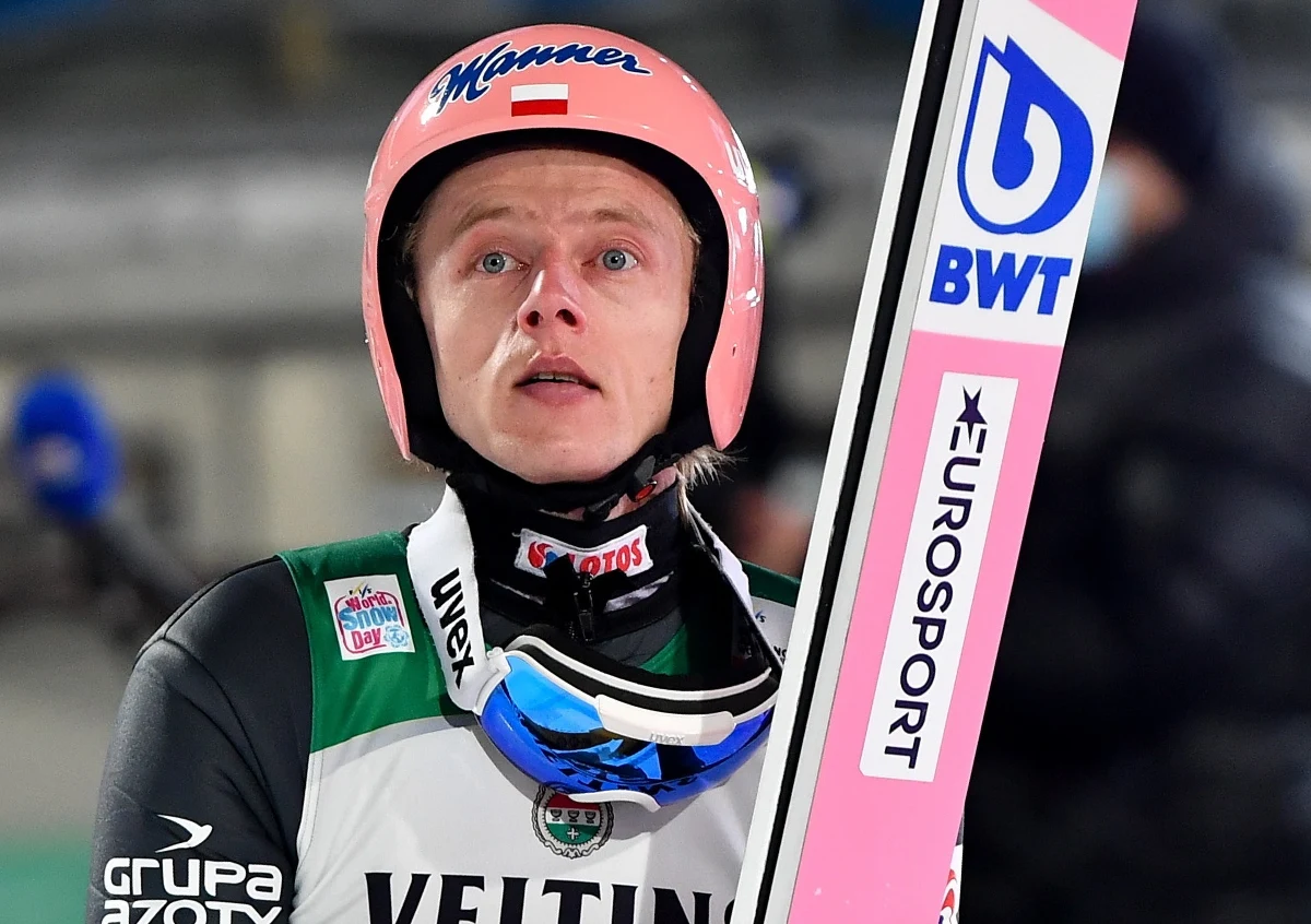 ​Dawid Kubacki, który zajął 15. miejsce pierwszym etapie Turnieju Czterech Skoczni, cieszył się, że Polacy mogli ostatecznie wystartować. "Ale najważniejsze jest to, że wszyscy są zdrowi" - przyznał.