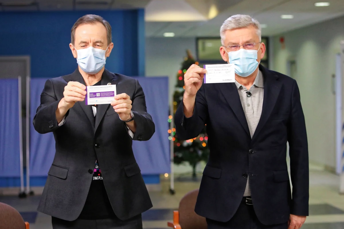 Pierwsi politycy zaszczepili się przeciwko Covid-19. W poniedziałek szczepionkę przyjęła senator Alicja Chybicka (Koalicja Obywatelska), dziś do tego grona dołączyli marszałek Senatu Tomasz Grodzki (Koalicja Obywatelska) i były marszałek izby Stanisław Karczewski (Prawo i Sprawiedliwość), jak również Władysław Kosiniak-Kamysz (Polskie Stronnictwo Ludowe) oraz wiceminister zdrowia Waldemar Kraska (Prawo i Sprawiedliwość).