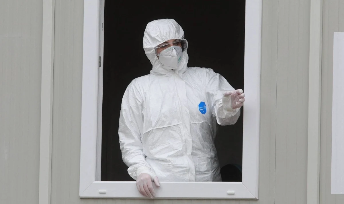 W szpitalu w Genui na północy Włoch zmarł pacjent, mający obniżoną odporność, który był zakażony koronawirusem nieprzerwanie przez 250 dni. Według lekarzy to rekordowy przypadek długości utrzymywania się tej infekcji.