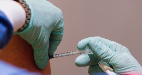 Pacjentka cierpi na bóle i zawroty głowy. Błąd podczas szczepień wydarzył się w domu opieki w Stralsundzie na północy Niemiec, gdzie ośmiu pracownikom podano przez pomyłkę pięciokrotność zalecanej dawki szczepionki.