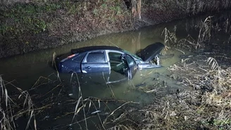 Wjechał samochodem do rzeki. We krwi miał ponad 2 promile 