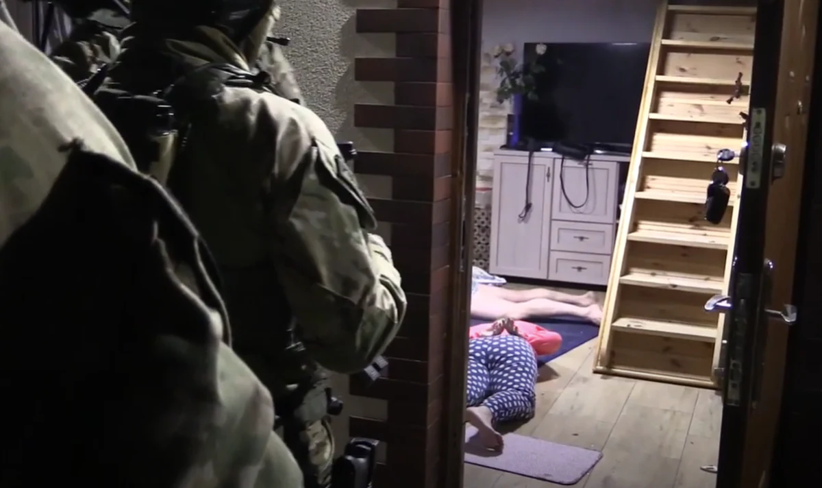 ​Służby zatrzymały osiem osób w związku z zabójstwem starszego małżeństwa, do którego doszło w lutym w Warszawie. Wszyscy zatrzymani usłyszeli zarzuty, a trzy osoby trafiły do tymczasowego aresztu.