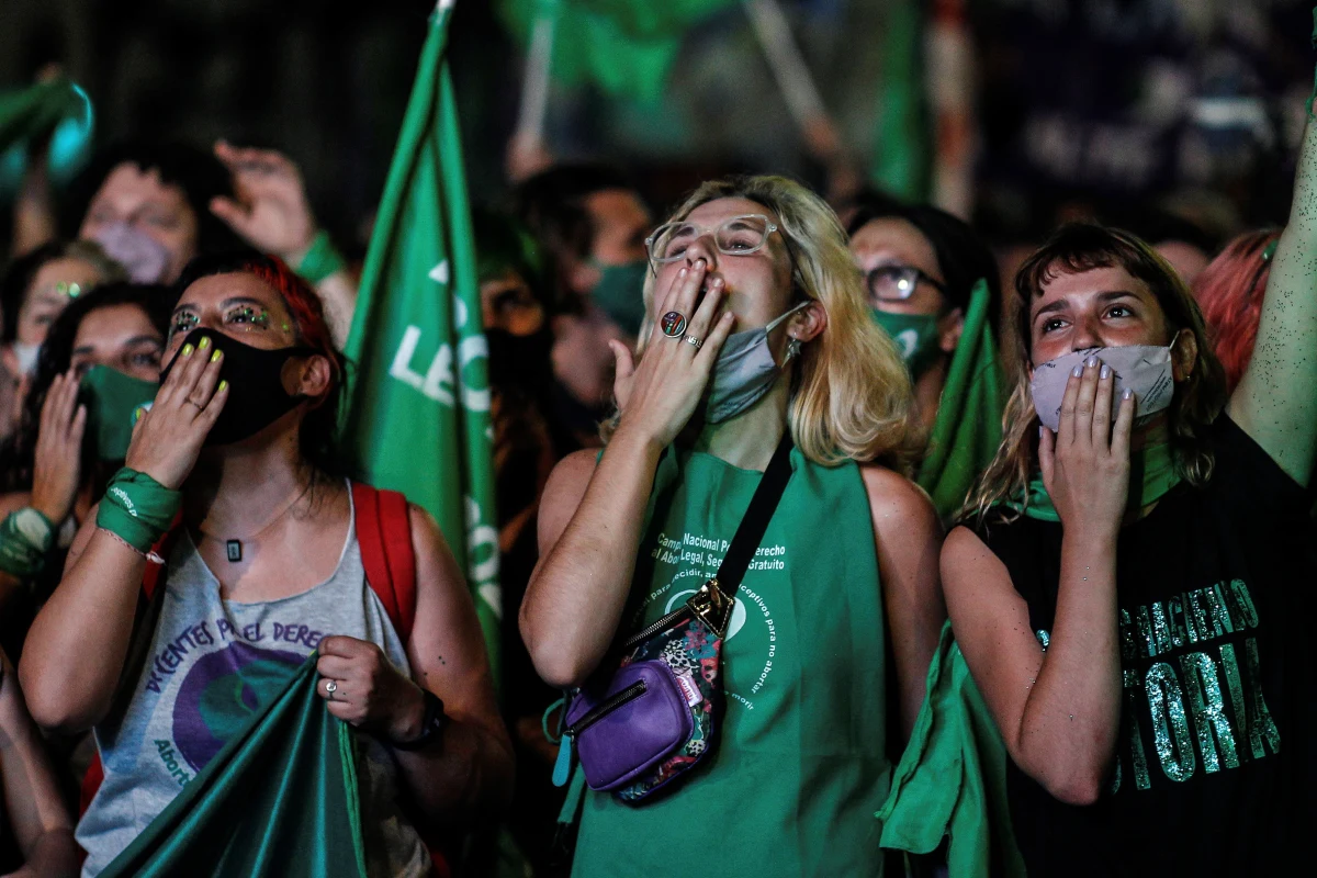 Argentyna została pierwszym dużym krajem Ameryki Łacińskiej, który zalegalizował aborcję. Argentyński Senat przyjął ustawę o możliwości przerywania ciąży 38 głosami "za" i 29 - "przeciw". Ustawę powinien jeszcze podpisać prezydent Alberto Fernandez, co uważane jest za formalność.