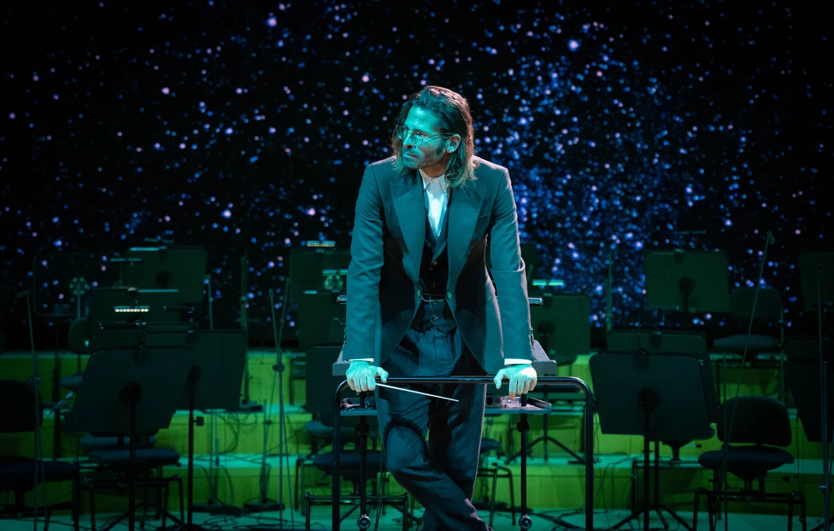 Katowicki NOSPR i Radzimir Dębski – Jimek przygotowali niezwykły, bezpłatny koncert noworoczny. W niedzielę 3 stycznia zagrają muzykę  z najnowszego filmu George'a Clooneya "Niebo o północy", którą skomponował dwukrotny zdobywca Oscara - Alexandre Desplat. "Ta muzyka jest najbardziej odczłowieczona i człowiecza jednocześnie. Zimna, komputerowa, nieobecna, nieludzka, ale też taka najbardziej z ludzkich i romantyczna. To gdzieś się styka i walczy ze sobą w trakcie tej suity i całej ścieżki dźwiękowej" - opisuje w rozmowie z RMF FM Jimek. 